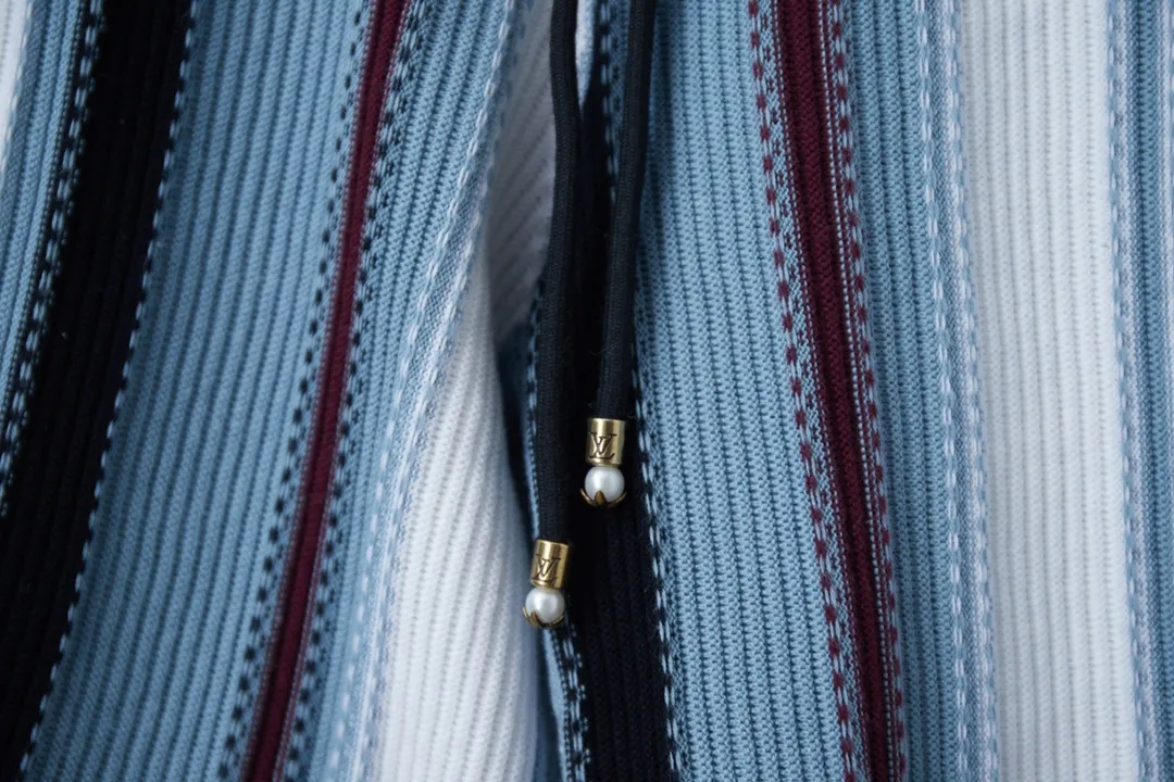 🅿️230 Lujia 25ss new cotton shorts have a loose and breathable silhouette with vertical crochet stripes, and the Yingze embroidered logo is integrated into the left side. The beaded drawstring lasso closure adds an elegant touch, and can be worn with the matching shirt for a cruise look. Size: S.M.L.XL.
